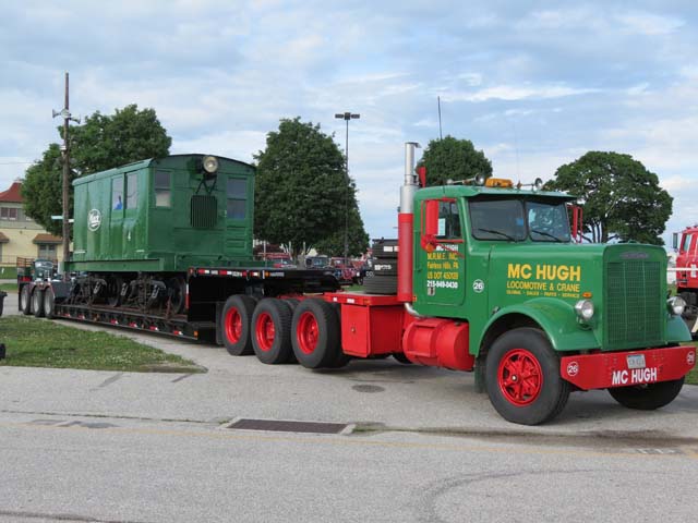 Estupendo conjunto Freightliner de transportes especiales con tractora 8X4 y una locomotora Mack como carga.